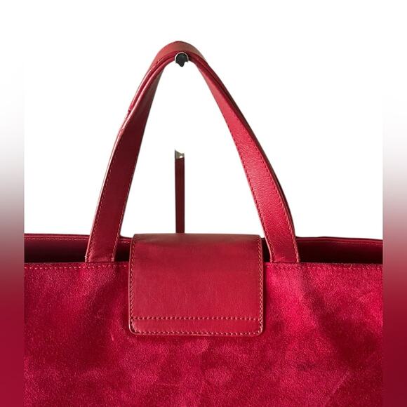 Burberry London Elegant Red Suede Tote Bag - Picture 5 of 10